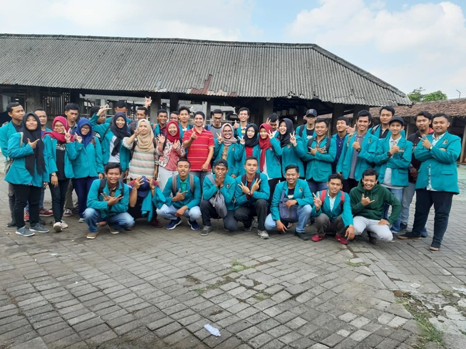 Praktikum Mahasiswa Program Studi Peternakan di UD Karunia Kediri